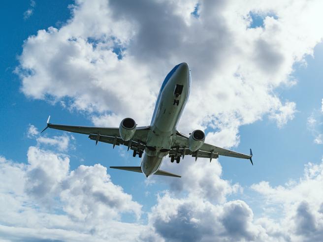 Beffa Sardegna, 604 euro per volare senza bagaglio durante le feste: e i prezzi saliranno ancora
