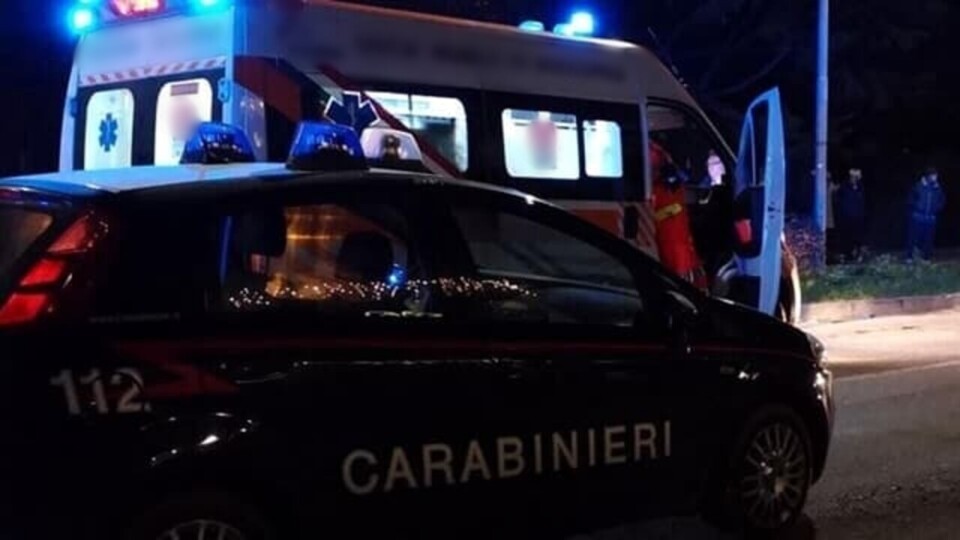 Dramma sulla Statale 196, un morto nello schianto frontale tra un furgone e un bus
