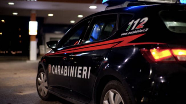 Speronano un’auto dei carabinieri di Sarroch e fuggono: recuperato un borsone con pistole e passamontagna