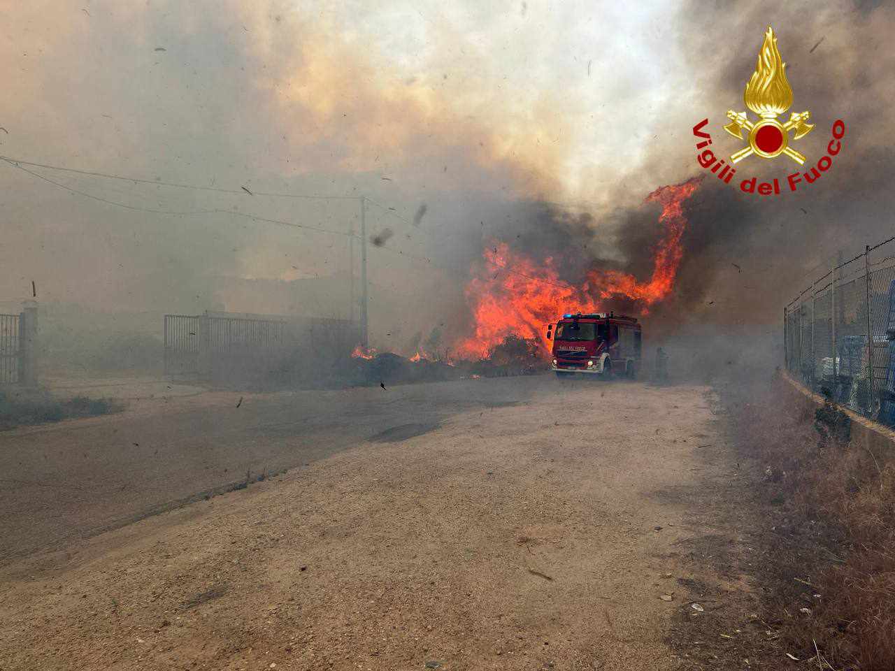 Tortolì, vasto incendio nella zona industriale: il fuoco sfiora capannoni e case