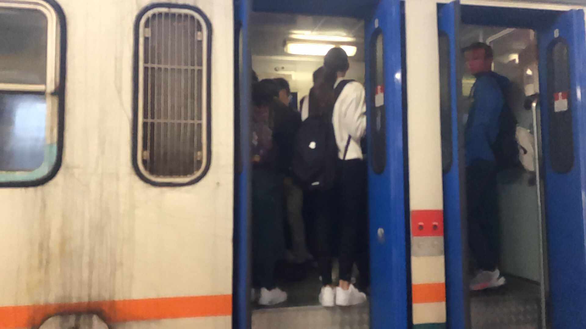 Treno da Cagliari strapieno, a terra decine di studenti: “Paghiamo l’abbonamento per avere solo due vagoni”