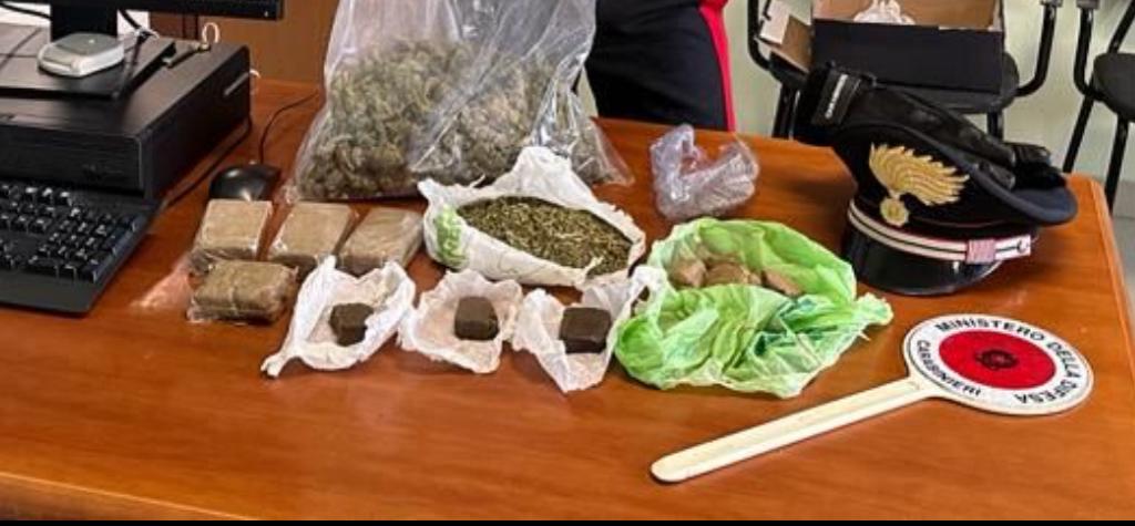 Hashish e marijuana in camera da letto, 19enne arrestato ad Assemini