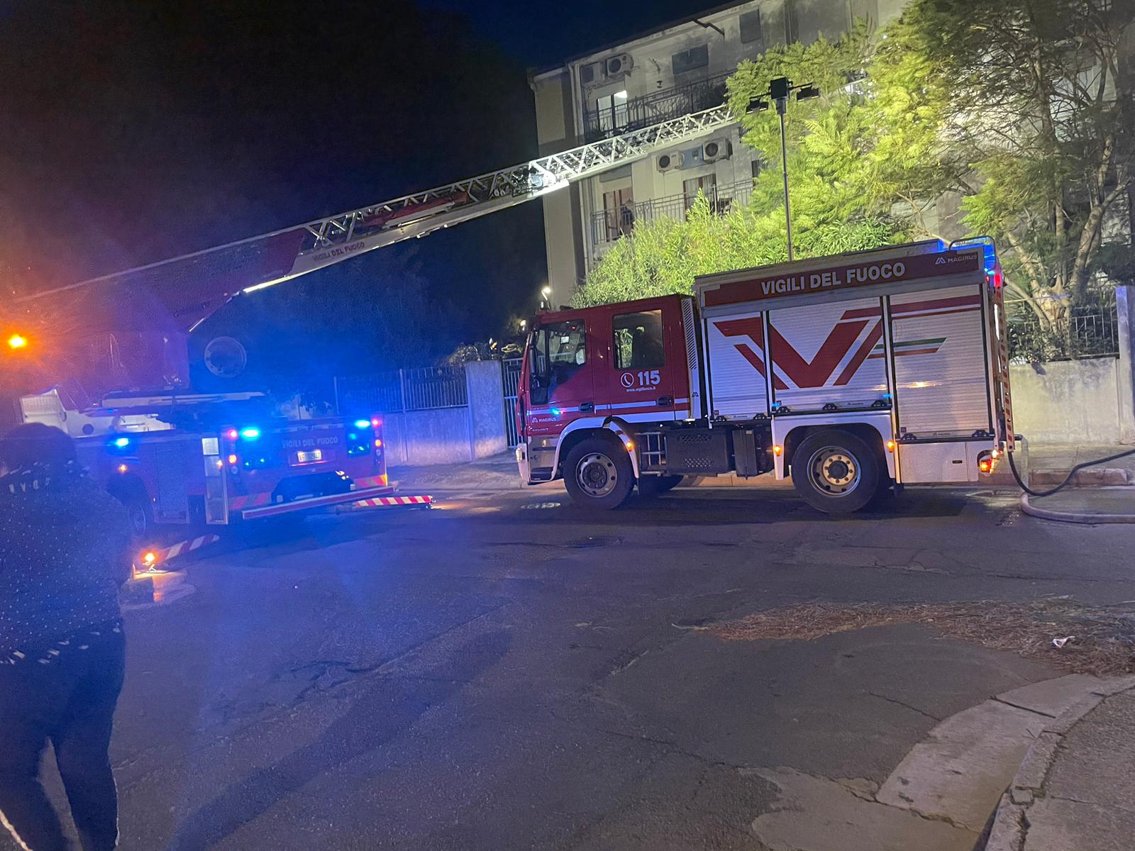 Quartu, un appartamento in fiamme in via Pizzetti: famiglia si salva all’ultimo (VIDEO)