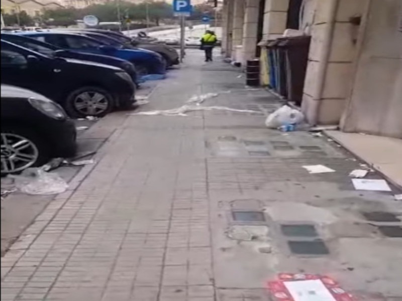 Cagliari, dopo le feste restano i rifiuti in strada: via Salaris coperta di spazzatura