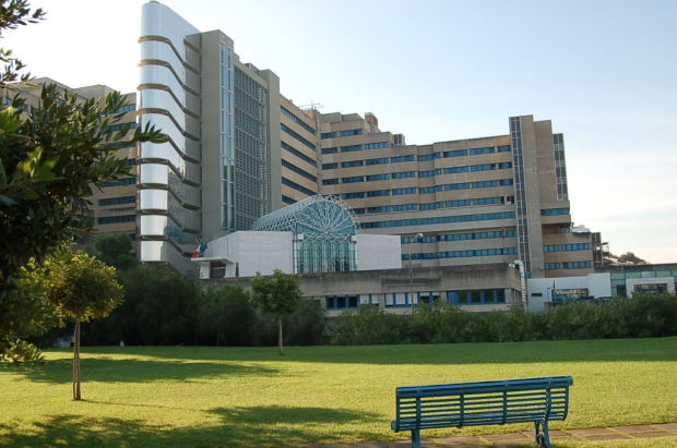 Infermiera investita a Cagliari, parte il lento risveglio dal coma farmacologico: patente ritirata alla tassista