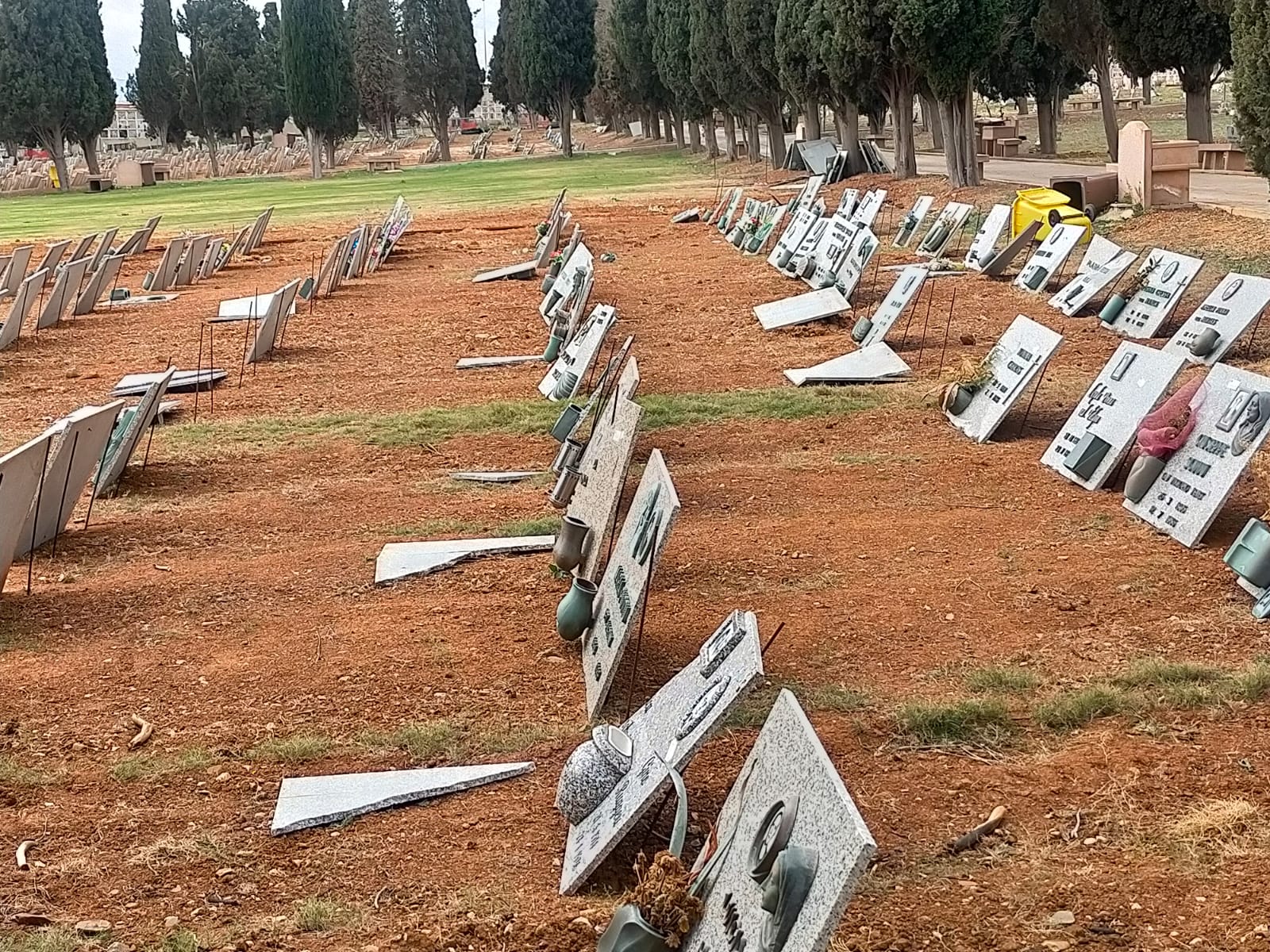 Cagliari, mistero al cimitero di San Michele: sessanta lapidi spaccate e pezzi di marmo spariti