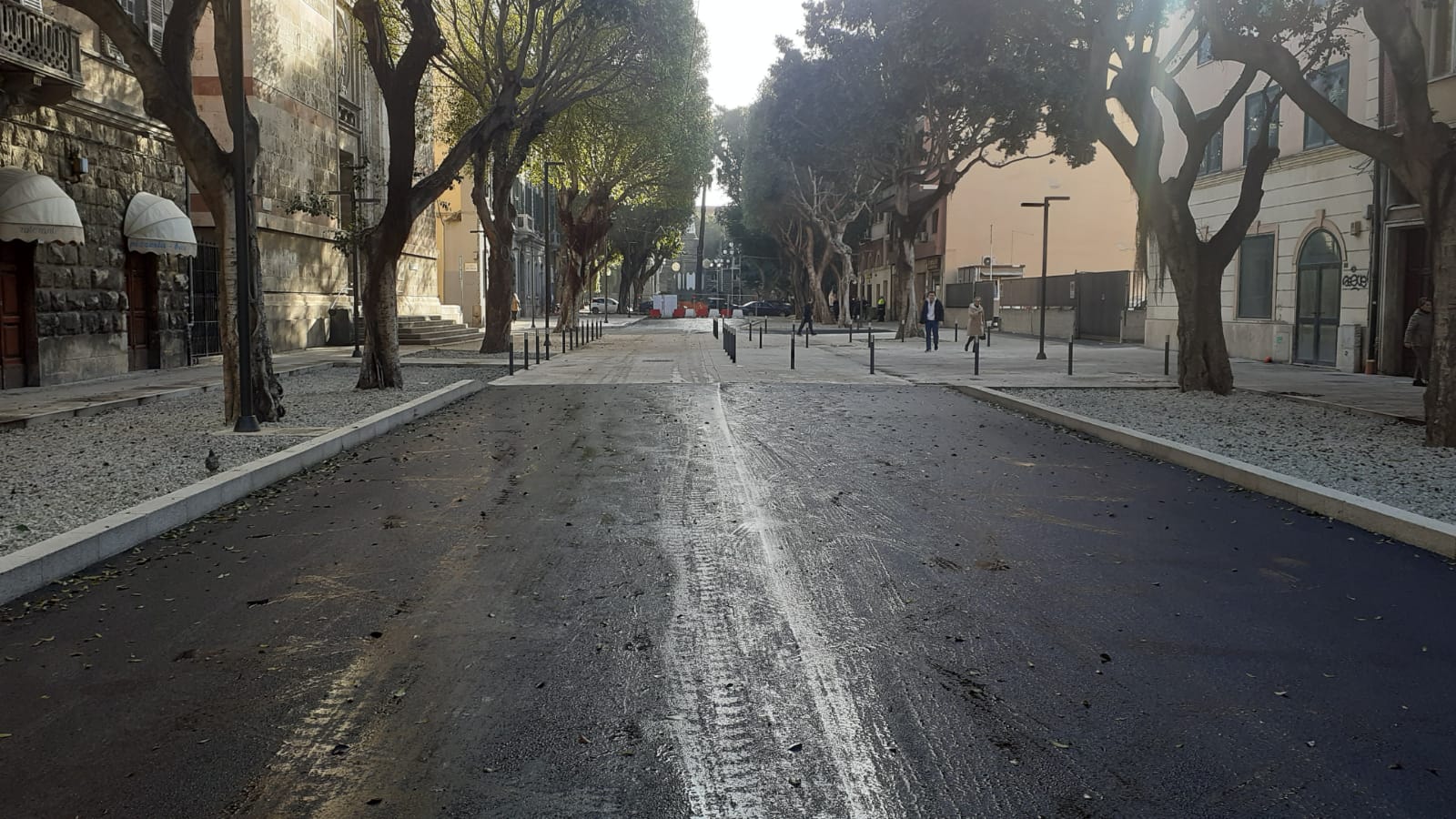 Cagliari, viale Trieste riaperto dopo le feste: paletti e auto al rallenty davanti alla chiesa