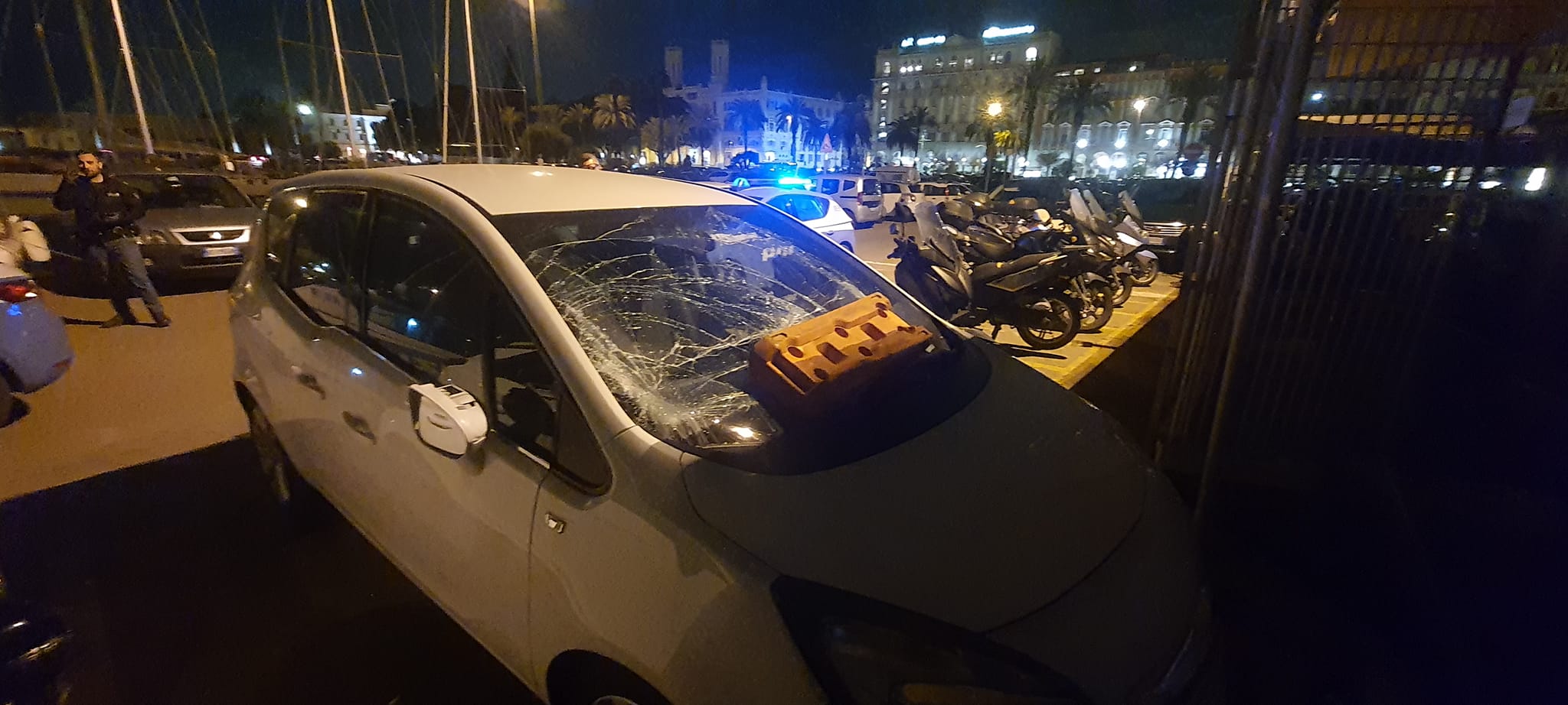 Cagliari, senzatetto sfonda il parabrezza dell’auto di un operatore turistico: “Niente carcere”