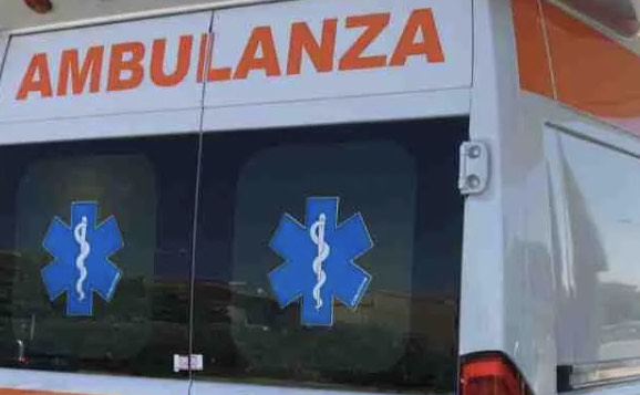 Operaio muore cadendo da un tetto, i colleghi lasciano lo stabilimento in lutto 