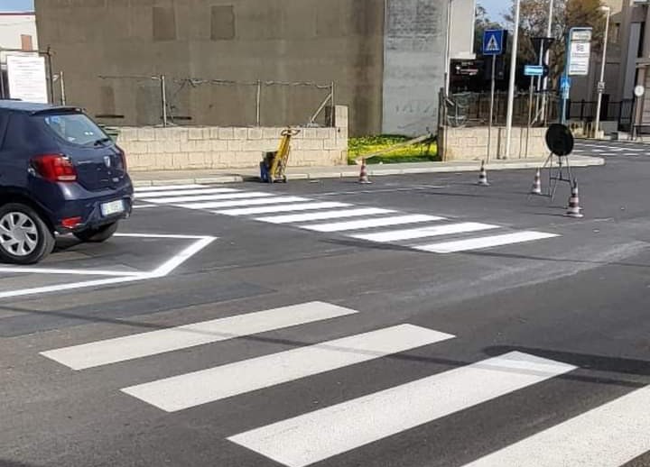 Assemini, occhio alle strisce pedonali tracciate nel punto sbagliato: “Anche i Beatles andrebbero in difficoltà”