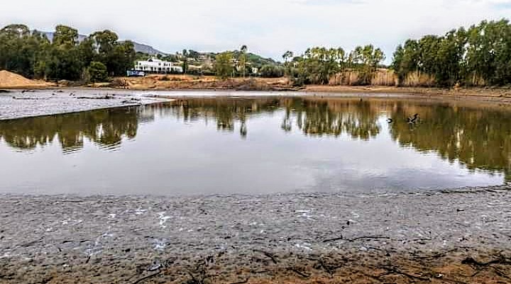 Capoterra, rifiuti nel lago grande di Poggio dei Pini