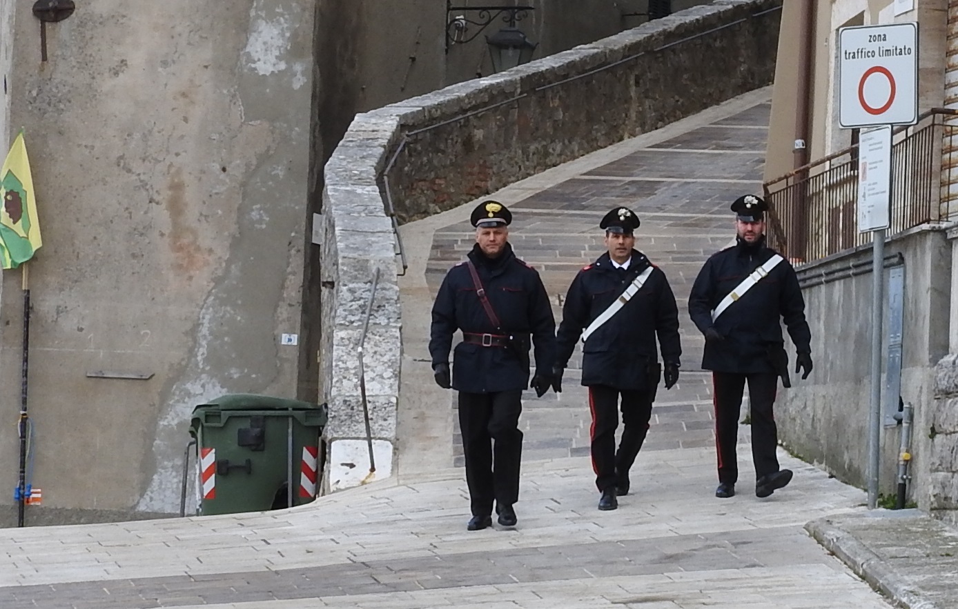Minaccia i genitori con un coltello e si scaglia contro i carabinieri: 19enne arrestato a Gonnosfanadiga
