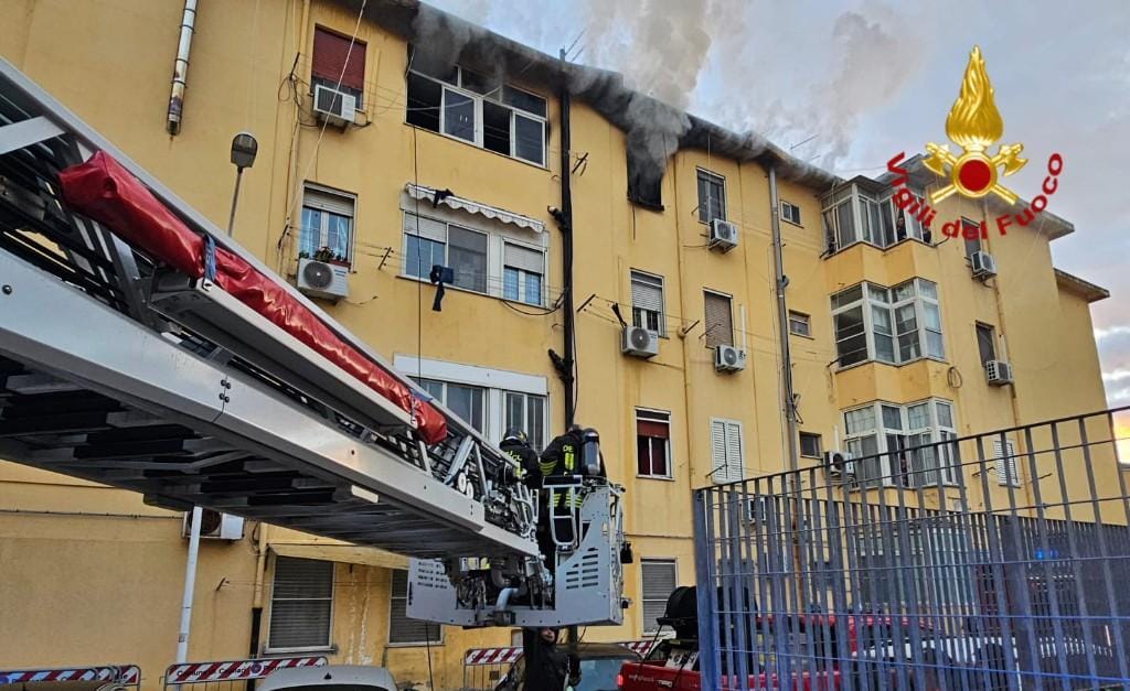 Cagliari, in fiamme un appartamento in via Laghi Masuri