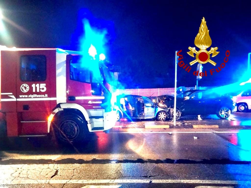 Cagliari, auto contromano in via Vesalio si schianta contro una Maserati: muore un 20enne
