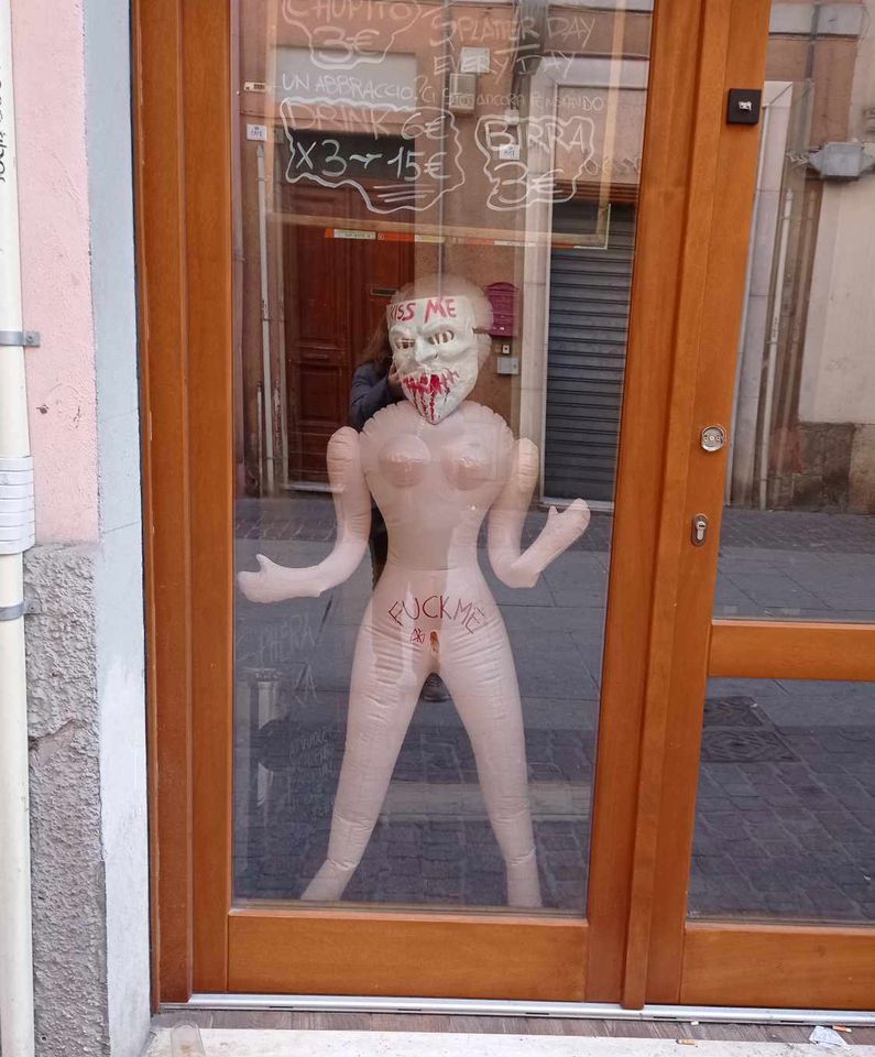 Cagliari, bambola gonfiabile nella vetrina di un locale del Corso: “Indecoroso e indegno”