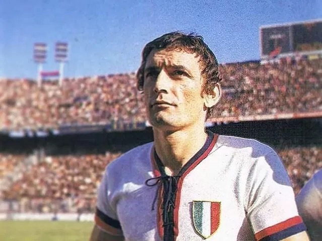 Le lacrime di Cagliari per Riva: camera ardente allo stadio, funerali domani a Bonaria