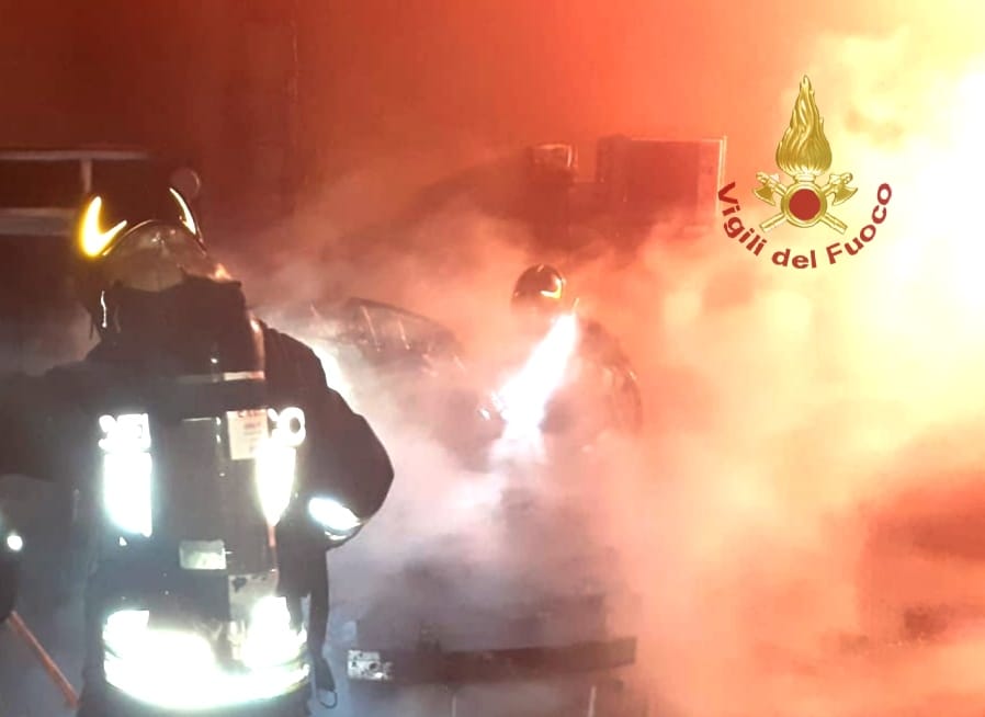 Assemini, due auto in fiamme nella notte