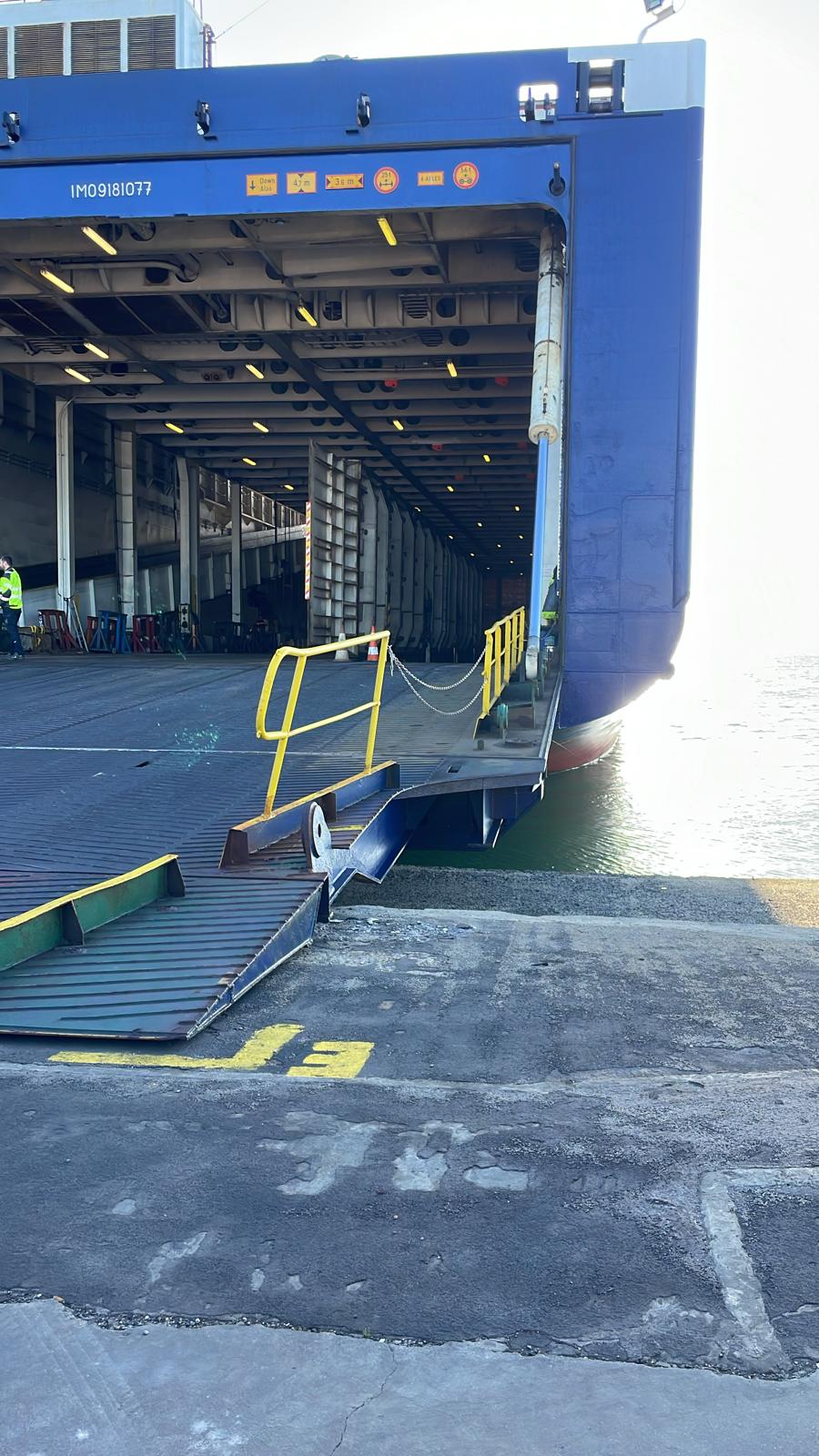 Tragedia al porto canale di Cagliari, operaio 50enne muore schiacciato tra due rimorchi