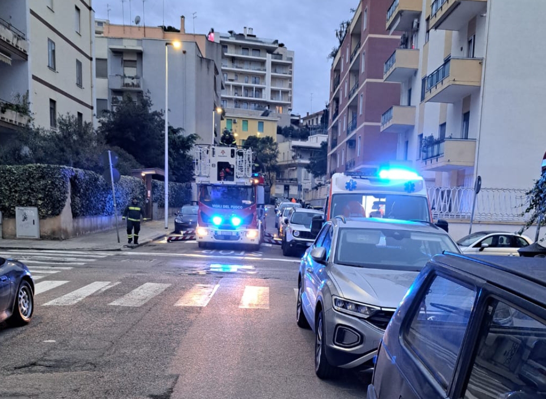Cagliari, un uomo si sente male in casa: soccorso e salvato da pompieri e 118