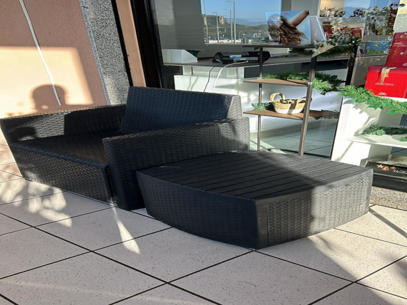 Ladri scatenati anche alla periferia di Cagliari, portato via il salottino esterno di una parrucchiera