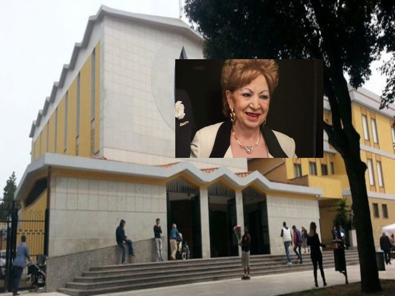 Cagliari, folla e lacrime in piazza Giovanni per l’addio alla “regina” della Piemontese: “Ciao Lina, donna d’altri tempi”