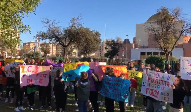 Quartu, prof e studenti protestano contro la cancellazione di due scuole: “Lasciateci le nostre case”