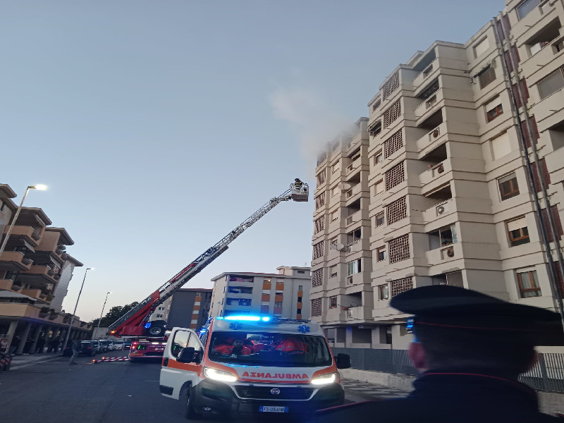 Quartu, incendio all’ultimo piano di un palazzo a Pitz’e Serra: 72enne intossicata portata al Brotzu