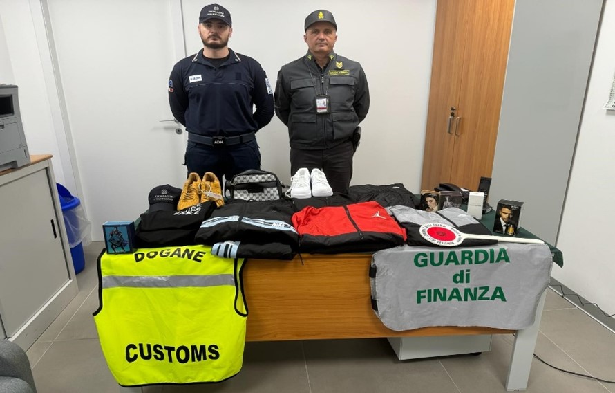 Merce contraffatta sequestrata all’aeroporto di Alghero, passeggero marocchino rischia una multa fino a 7 mila euro
