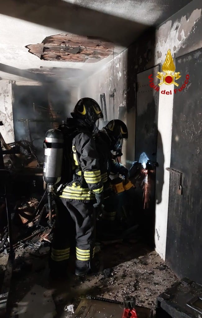 Incendio nella notte a Quartu, appartamenti evacuati dai pompieri: 3 persone soccorse dal 118