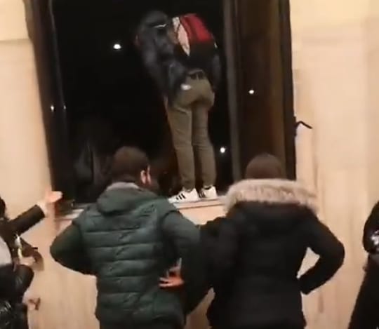 Arrivano a Cagliari all’una di notte per un ritardo del treno e trovano la stazione chiusa: passeggeri scappano dalla finestra