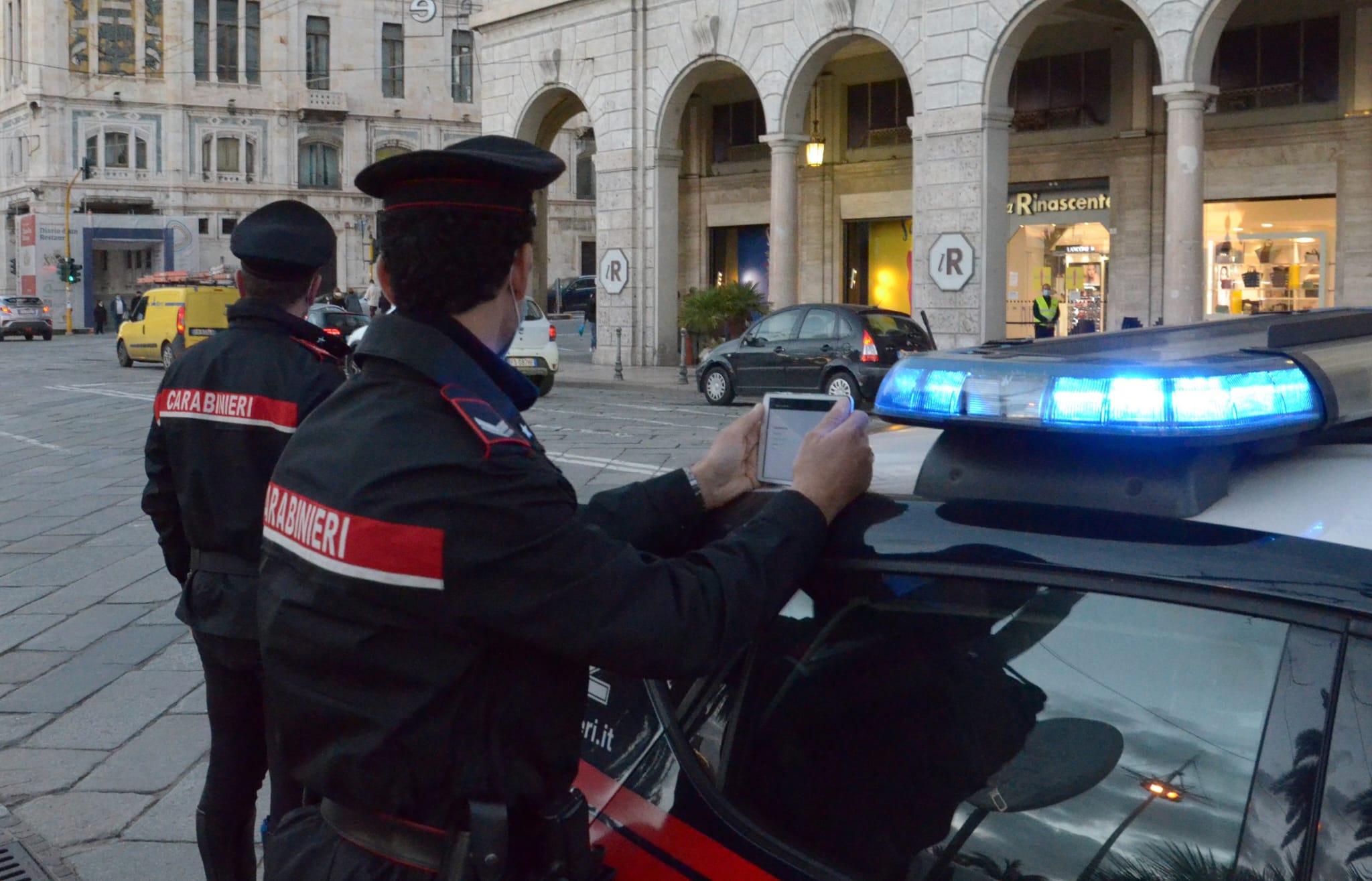 Ruba abiti e cosmetici per 500 euro presso “La Rinascente”: senegalese in arresto