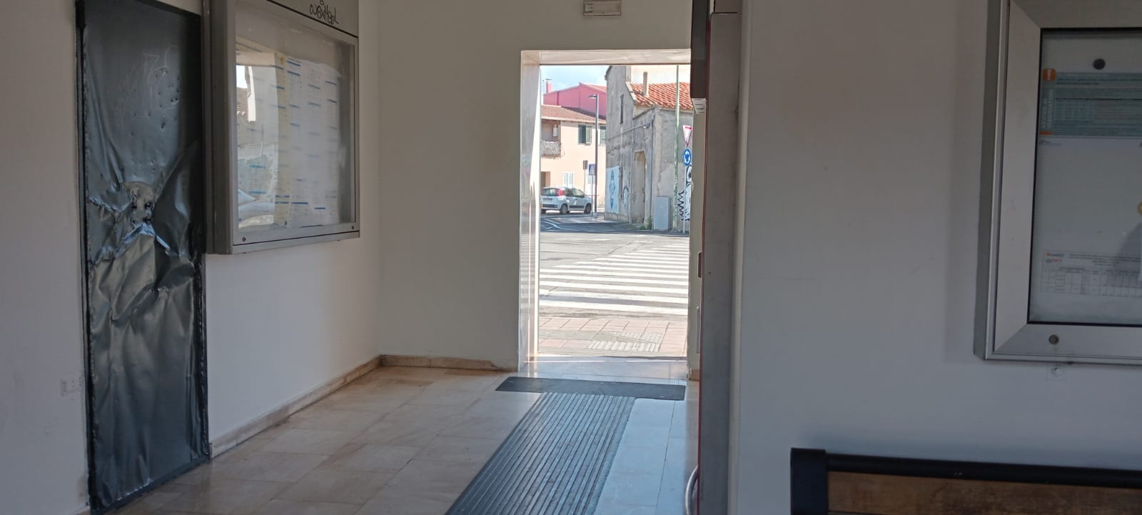 Serramanna, la sala d’attesa della stazione ferroviaria è senza porte