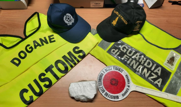 Alghero, scende dall’aereo con 200 grammi di cocaina nascosti nella maglietta: arrestata una donna nigeriana