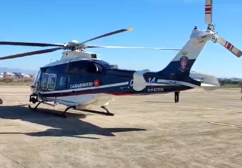 Sardegna, caccia a banditi e spacciatori col nuovo super elicottero dei carabinieri: “Interventi garantiti in pochi minuti”