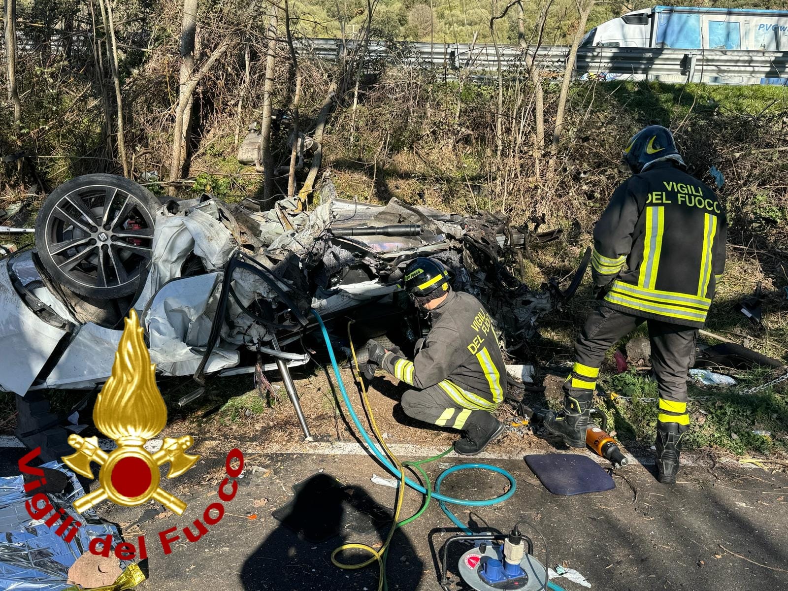 Sangue sulle strade sarde, un uomo perde la vita nell’auto totalmente distrutta