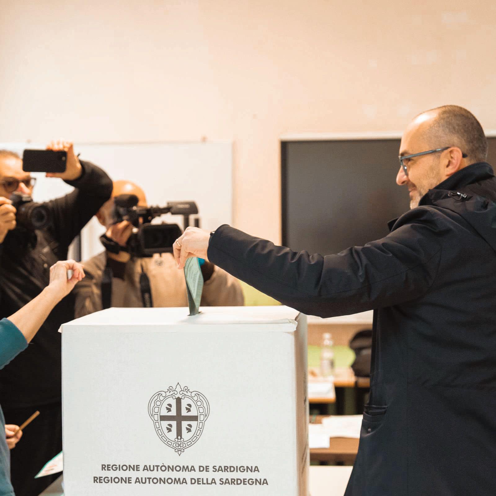 Ciao, Ciao Paoletto: Paolo Truzzu regala al M5S di Todde la Sardegna e inguaia Giorgia Meloni, clamorosamente sconfitta