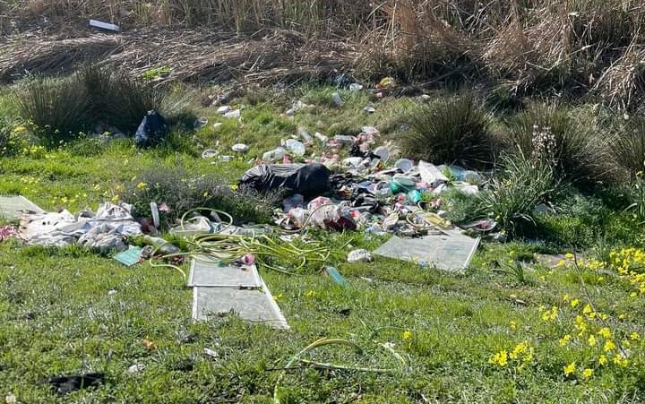 Selargius, l’argine dietro le scuole è una discarica abusiva