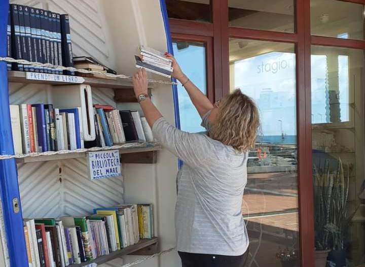 Una vecchia imbarcazione usata come libreria a Sarroch, Perd’e Sali e Porto Columbu