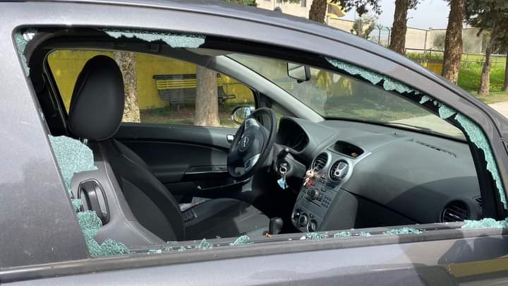 Selargius, distrutto il vetro di un’auto in sosta in pieno giorno