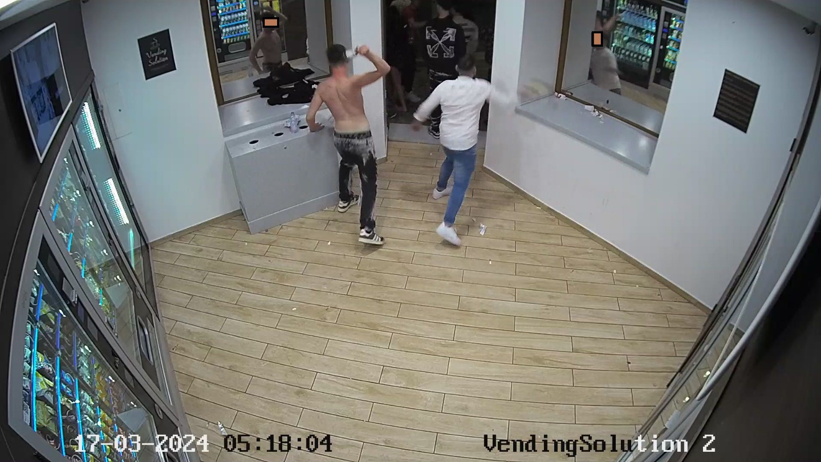 Cagliari, entrano in un distributore di bibite in via Pola e lo devastano: fermati 2 giovani bulli