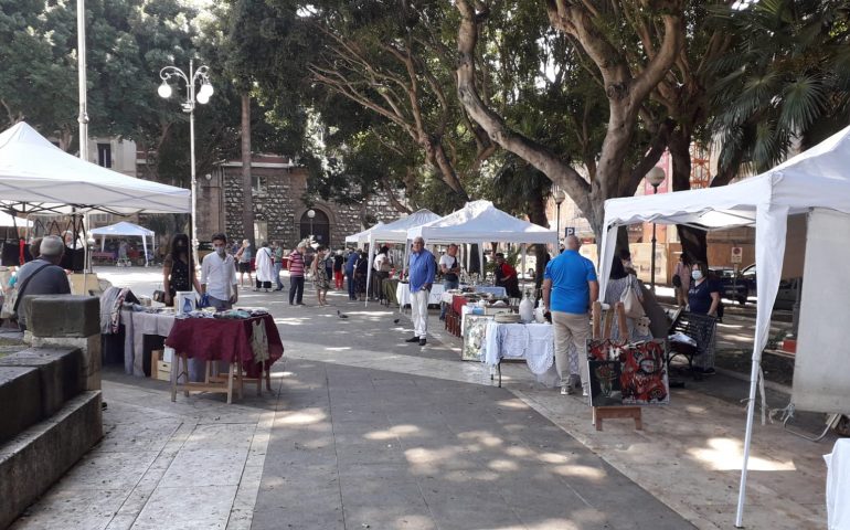 Via il mercatino dell’antiquariato da piazza del Carmine, i residenti in rivolta: “Qui restano solo gli sbandati”