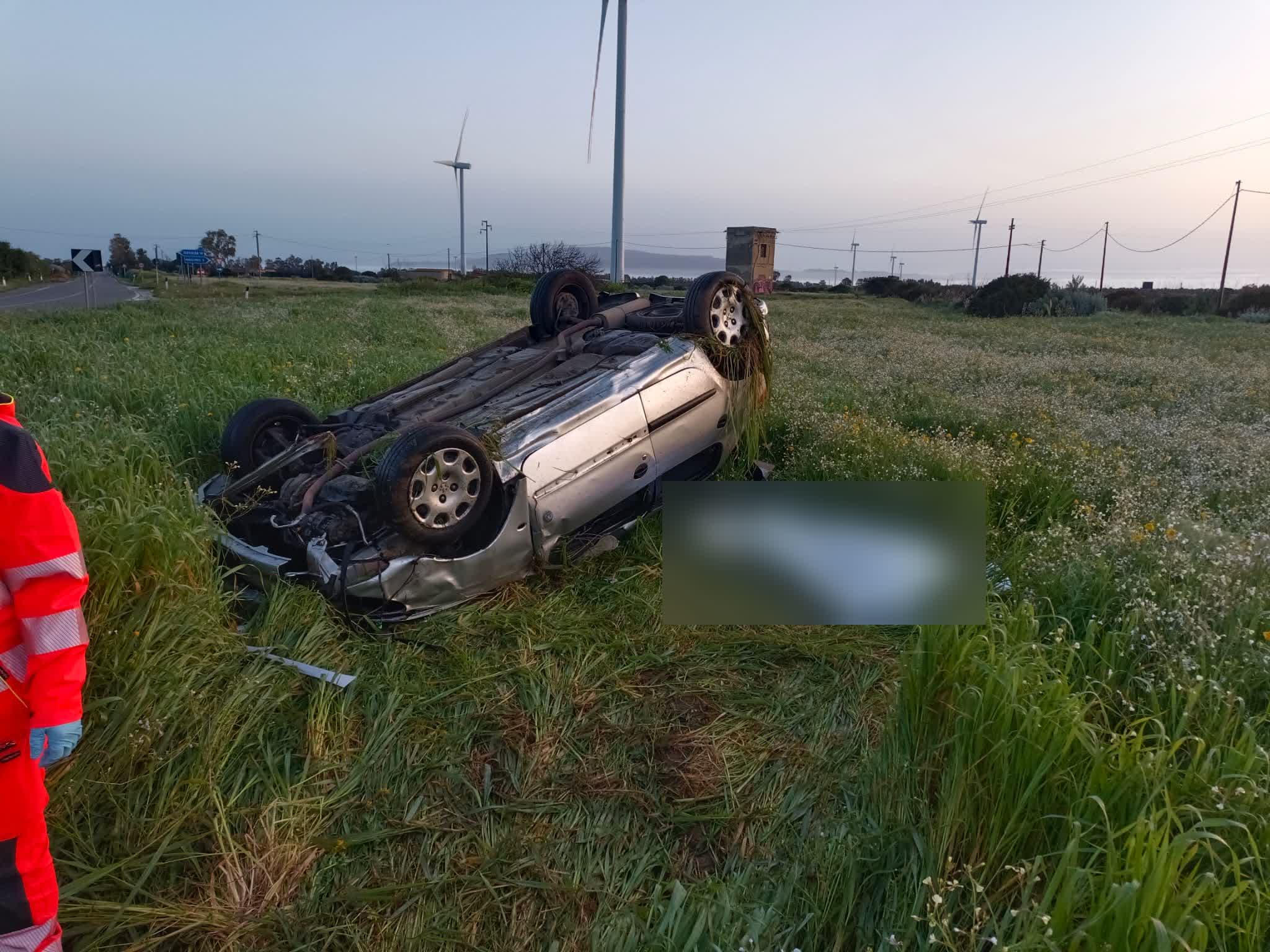 Esce fuori strada e si ribalta con l’auto sulla Ss 126, muore un 24enne di Guspini