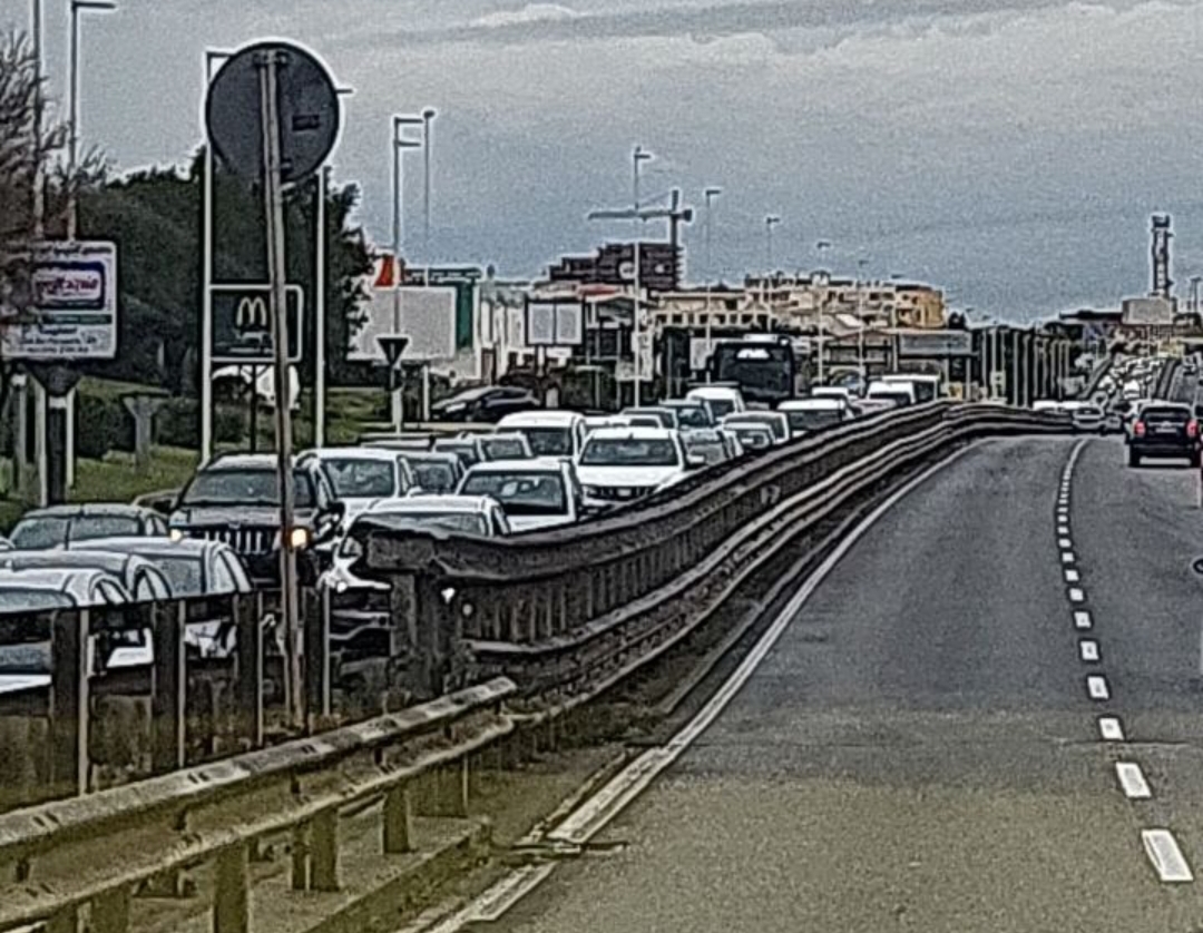 Incidente tra 2 auto e un furgone, a Cagliari l’Asse Mediano in tilt: lunghissime code per il Poetto
