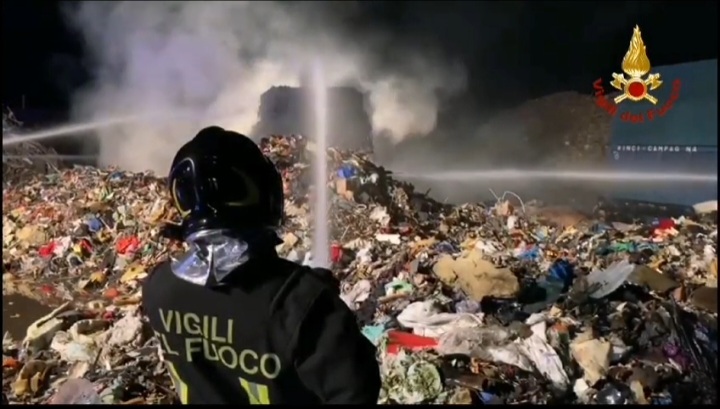 Incendio in un capannone a Quartu, notte di lavoro per i vigili del fuoco