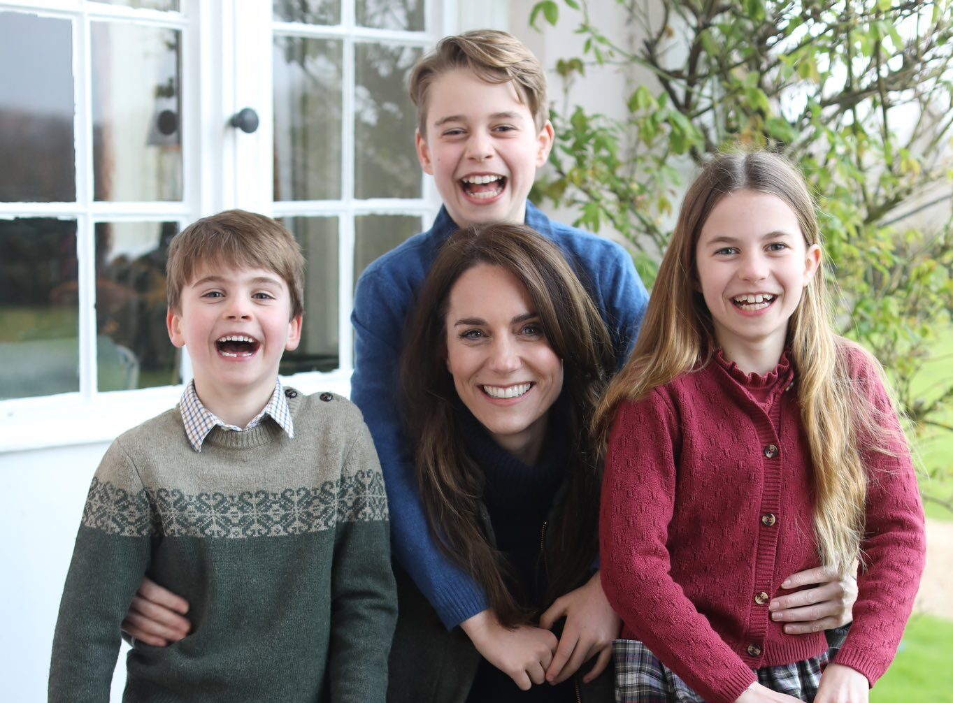Famiglia reale inglese nella bufera, Kate sui social: “La foto era ritoccata, tutta colpa mia”