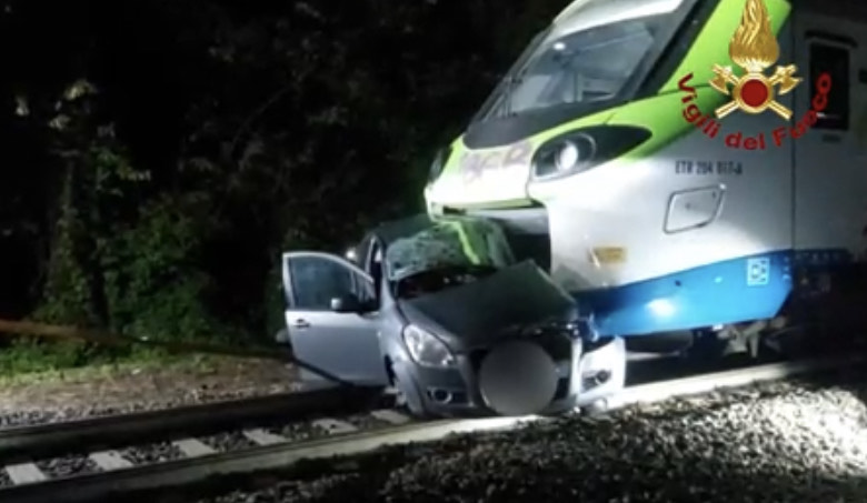 Donna di 50 anni muore travolta da un treno mentre si trovava nella sua auto