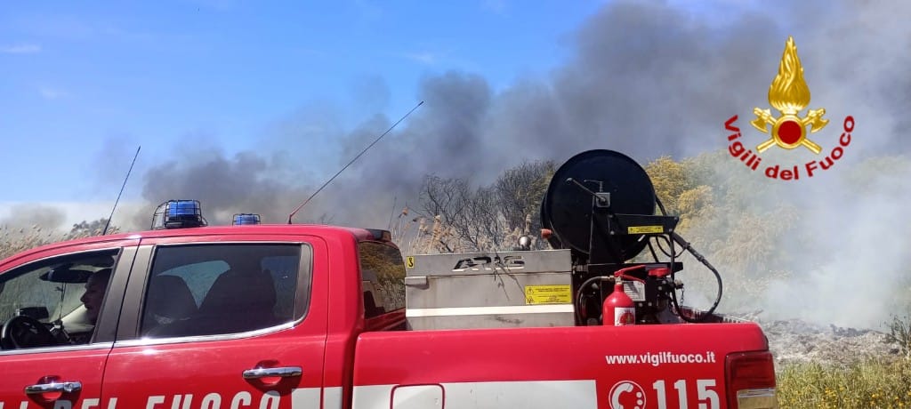 Grosso incendio a Monserrato, campi e rifiuti in fiamme: tanto fumo da via Riu Mortu a viale Marconi