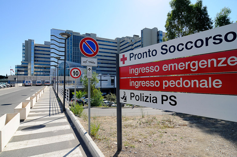 Cagliari, rider 40enne colpita dallo sportello di un’auto in via Roma: ferita e portata all’ospedale