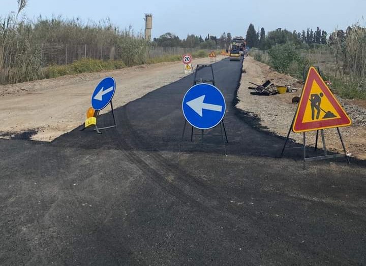 Capoterra, addio buche e fossi a San Girolamo: finalmente l’asfalto nella strada sino alla Statale 195