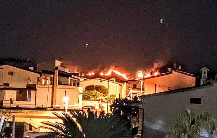 Sarroch brucia, rabbia e tanto sconforto tra i residenti